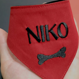 czerwona apaszka dla psa z czarnym imieniem niko